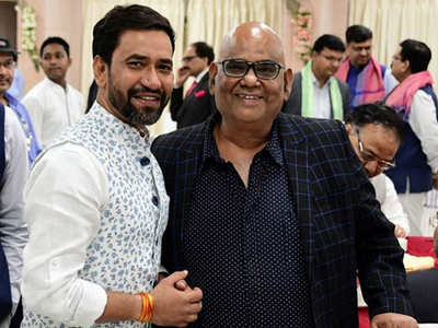 Photo: Nirahua shares a frame with Bollywood star Satish Kaushik