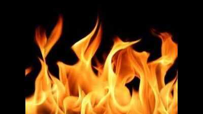 Cab catches fire on Mehrauli-Badarpur Road, narrow escape for two