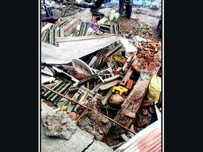 Landslide On Thane Slum Kills Man & 10-year-old Son, Wife Hurt | Thane ...