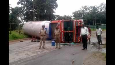 Traffic on NH-75 grinds to a halt as gas tanker topples