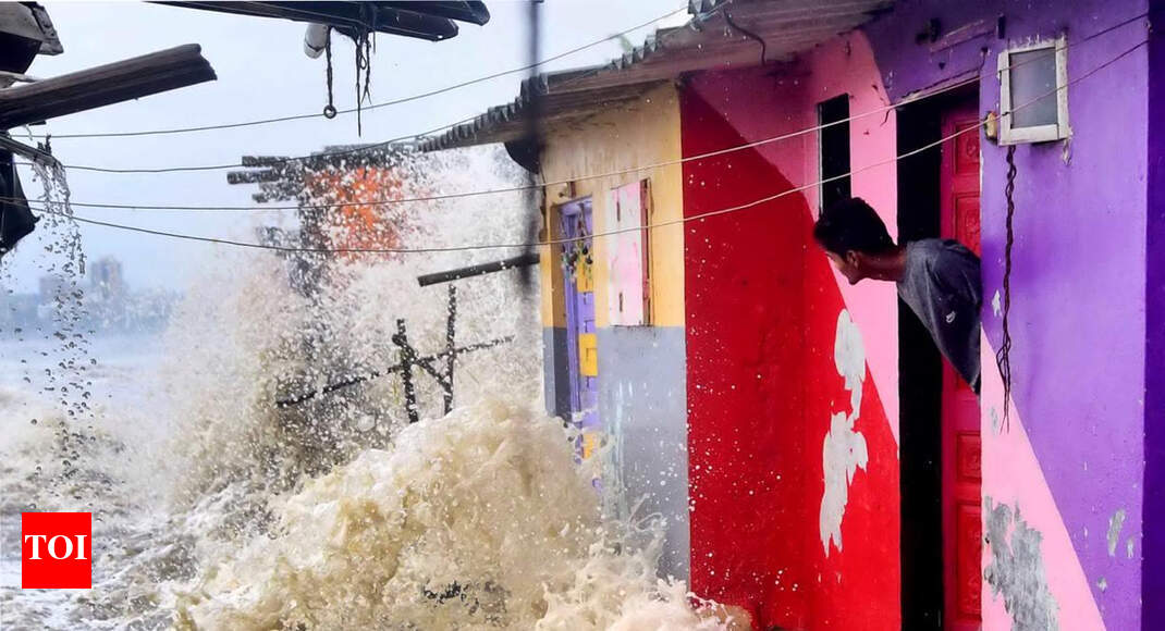 Rains cause waterlogging in Mumbai; life hit