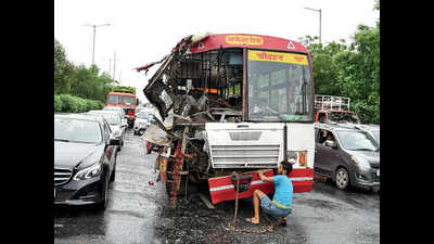 Snarls on Noida expressway as bus collides with another