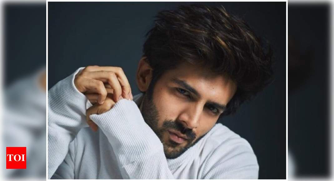 This is how Kartik Aaryan reacted when a young fan pulled his cheeks ...