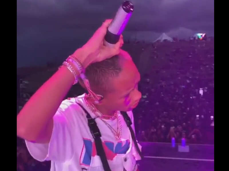 Watch Jaden Smith shaves his head in the middle of a concert English
