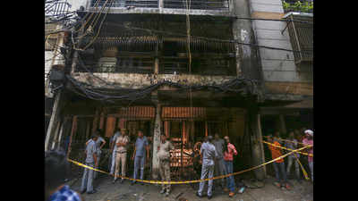 Delhi: Blaze kills J&K woman, news hits curfew hurdle