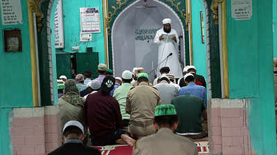 J&K: Restrictions eased, people in Kashmir offer Friday prayers