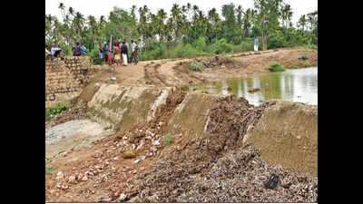 Public thwart attempt to demolish surplus weir of Ukkadam lake