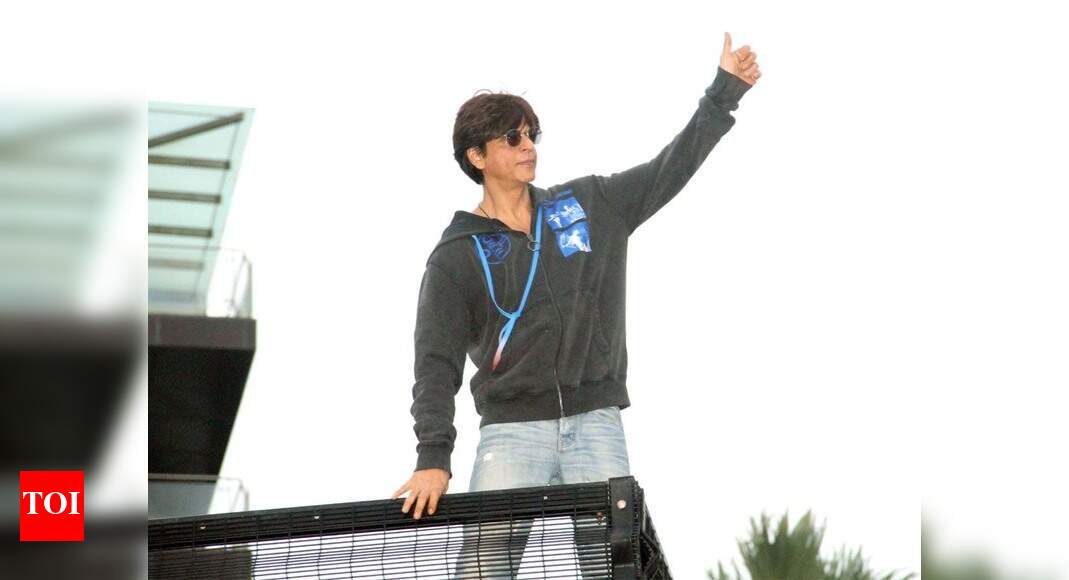 Photos: Shah Rukh Khan greets his fans outside Mannat on Eid! | Hindi ...