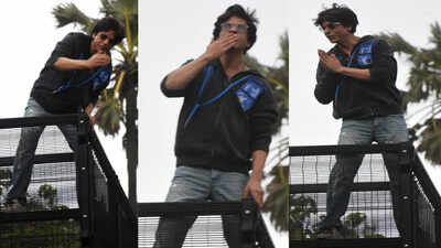 Photos: Shah Rukh Khan greets his fans outside Mannat on Eid! | Hindi ...