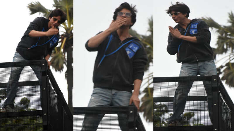 Shah Rukh Khan wishes Eid to his fans standing outside Mannat in his ...