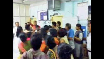 Kolkata: Slum dwellers storm police station, beat up cops after arrest of drunk youths
