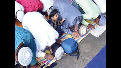 Believers bow to the Almighty, feed the hungry on Bakrid