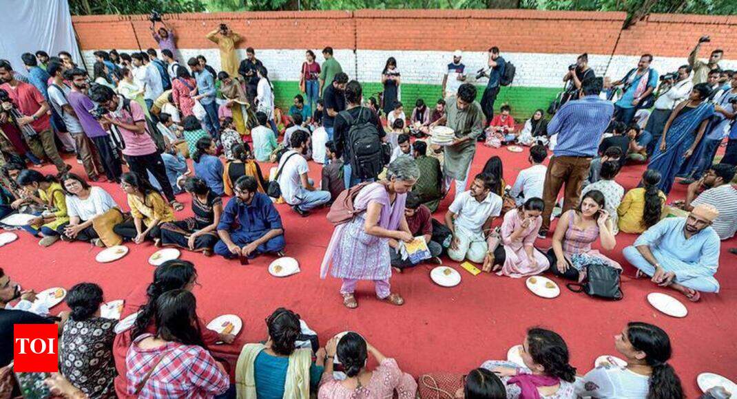 On Eid, Kashmiri students recall memories of home - Times of India