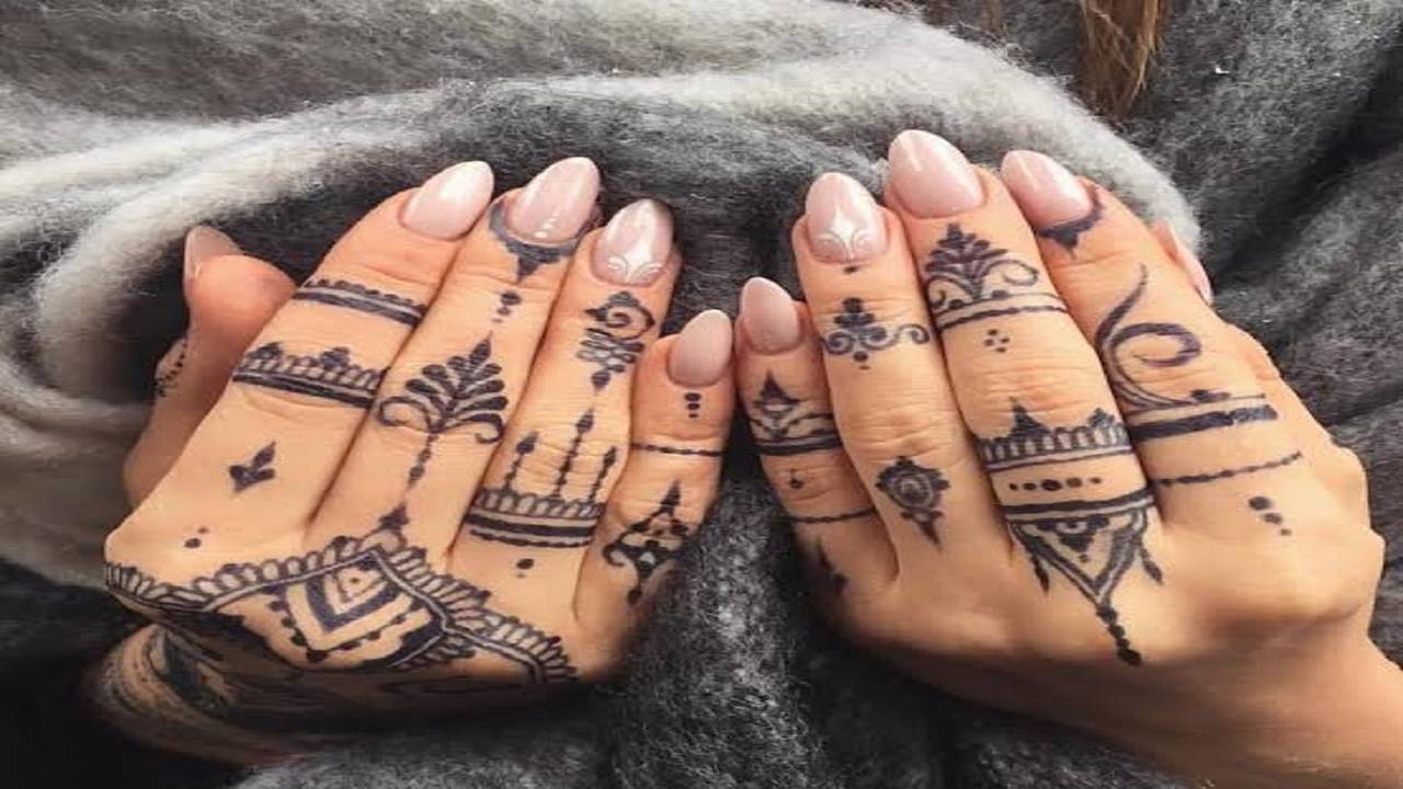 Henna tattoo hand hi-res stock photography and images - Alamy