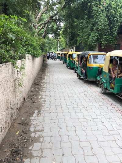 Roads needed in Sangam Vihar and Raju Park