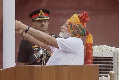 PM Modi hoists tricolour at Red Fort