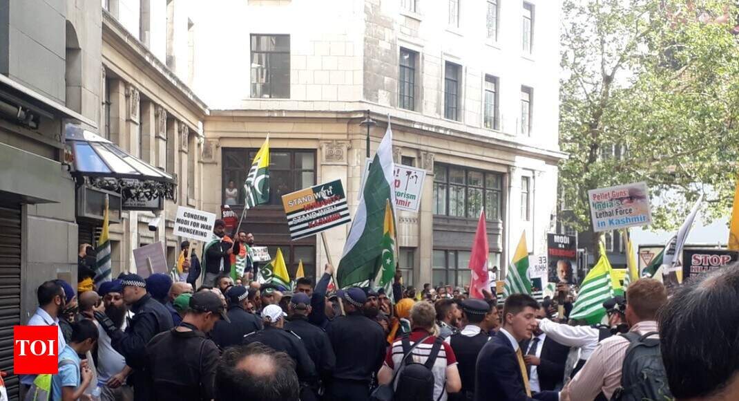 Pak hooligans target PIOs marking I-Day in UK