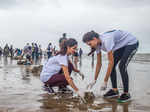Independence Day Special: Beauty queens cleanup Juhu beach