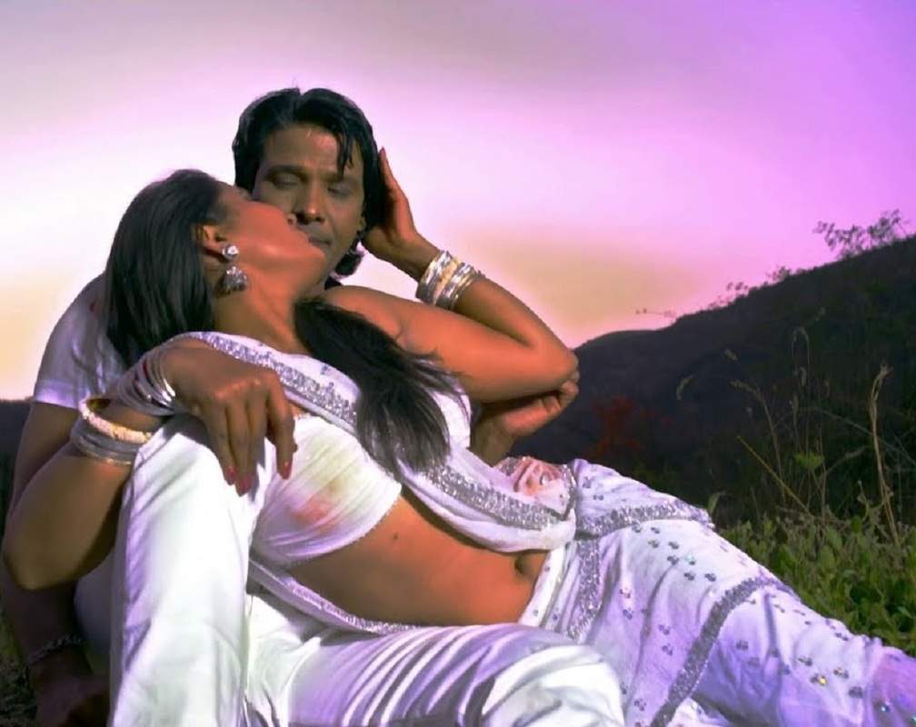 
Watch: Kajal Radhwani and Viraj Bhatt's hit Bhojpuri Song 'Ae launde Akhiyan Ladaila' sung by Indu Sonali
