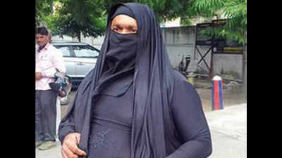 UP: Man reaches SSP office in burqa to complain against SI