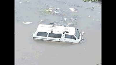 Karnataka floods: Vehicle owners flood service centres
