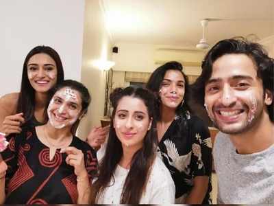 Kuch Rang Pyar Ke Aise Bhi fame Erica Fernandes and Shaheer Sheikh smear b'day cake on their 'maa' Supriya Pilgaonkar's face