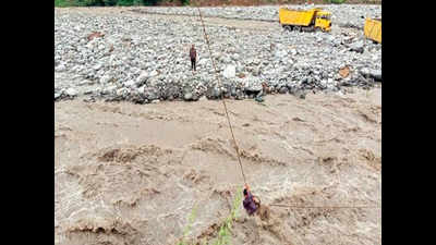 Landslides, flash floods block NH-5, 323 roads in Himachal Pradesh