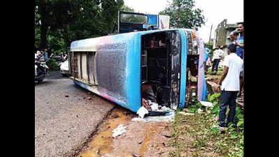 11 hurt as bus falls on its side at Arvalem