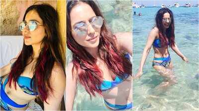 Rakul Preet Singh paints perfect holiday picture in a stunning blue two-piece!