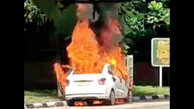 Chandigarh :Driver, three others have narrow escape in cab fire