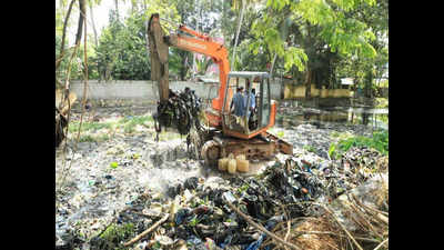 Dumping of waste in Parvathy Puthanar continues unabated