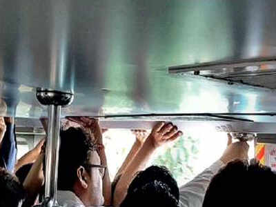 Kolkata Peak Hour Packed Metro Runs With Open Door Kolkata News