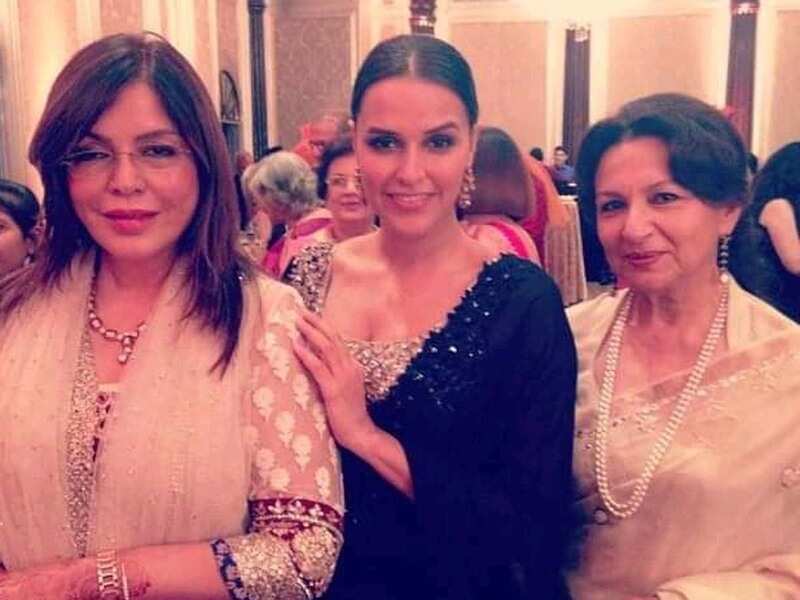 Photo Neha Dhupia's big fan girl moment with yesteryear actresses