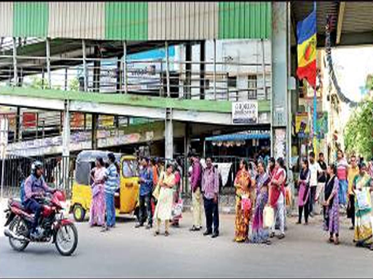 No Shelters At Three Bus Stops Along Taramani 100 Feet Road Chennai News Times Of India