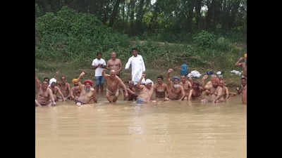 Haryana: Farmers continue Jal Satyagraha in Ambala