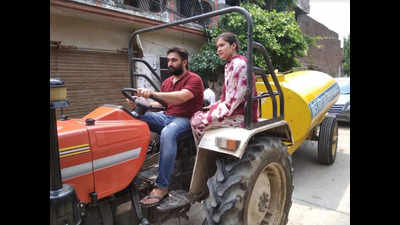 Ludhiana: BJP councillor, husband drive tractor tanker to supply water in Gurmeet Nagar
