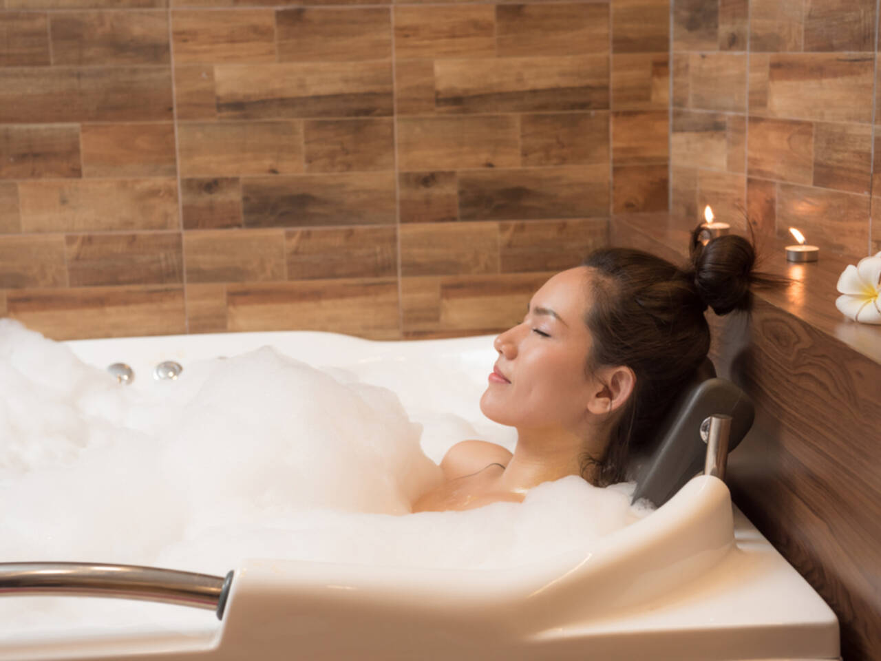 Young women after bath. Принятие ванны. Расслабиться в ванной. Омолаживающие ванны. Принимает ванную видео.