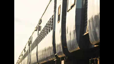 Woman jumps before train with 4 children near Jehanabad