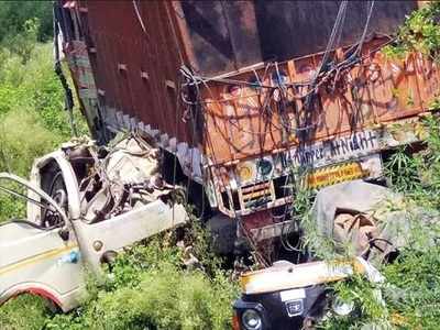 17 killed as truck hits tempo, overturns on minivan on NH-24