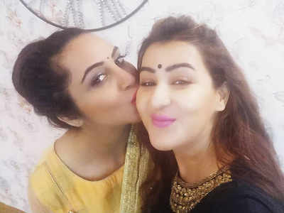 Bigg Boss 11's Arshi Khan wishes bestie Shilpa Shinde in a cutest way, shares a throwback video
