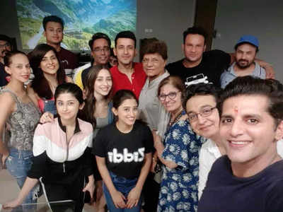 Karanvir Bohra celebrates birthday with his Shararat team; TV celebs wish the birthday boy