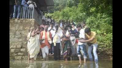 Udupi: Minister offers baagina to Swarna River