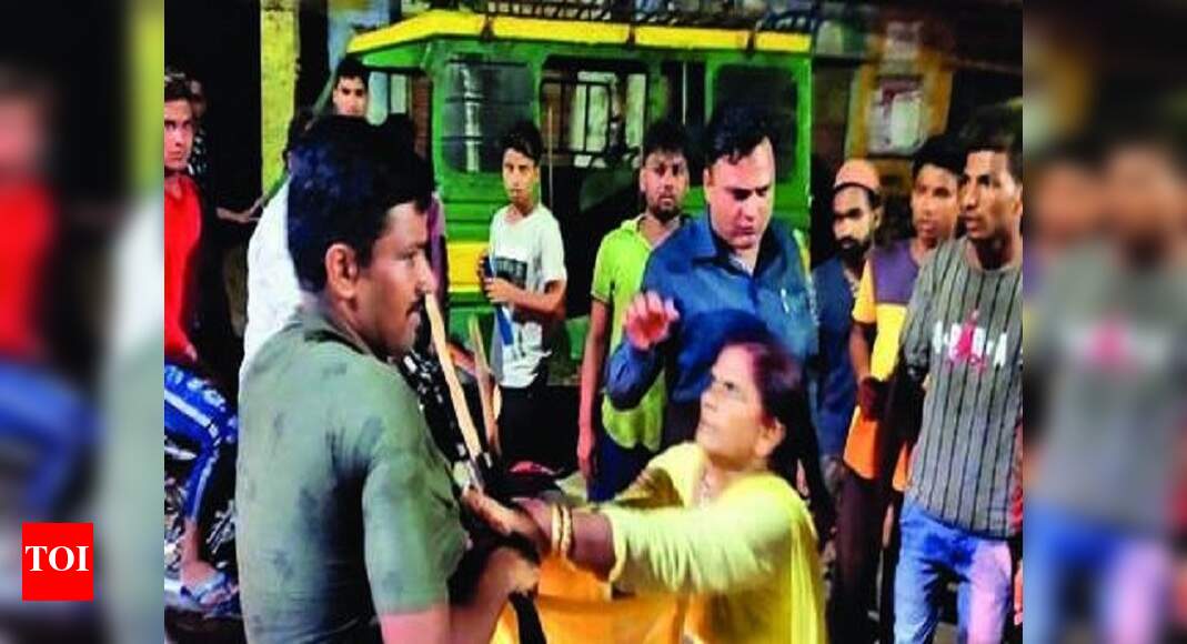 Cops come under attack by criminal's family, 5 injured | Meerut News ...