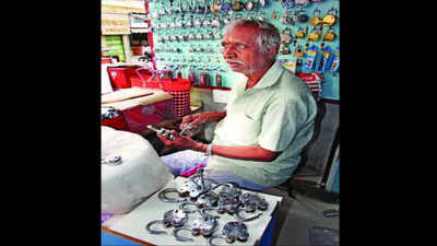 GI fame brings cheer to Dindigul lock makers, Kandangi weavers