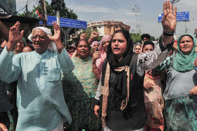 Pak Sikh girl still not restored to kin, parents meet her across barred door