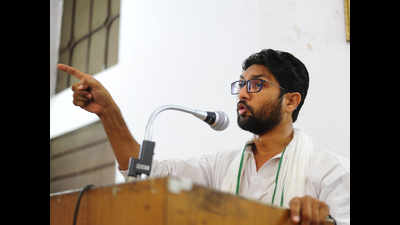 Jignesh Mevani argues with court over his sleeves