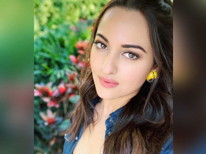 Sonakshi Sinha Looks Flawless In Her Perfect Sunday Selfie Hindi 