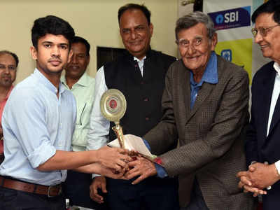 Salim Durani bowled over by Seshrao Wankhede's daughter