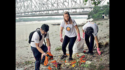 Oz NGO teams up with locals to rid Hooghly ghat of waste