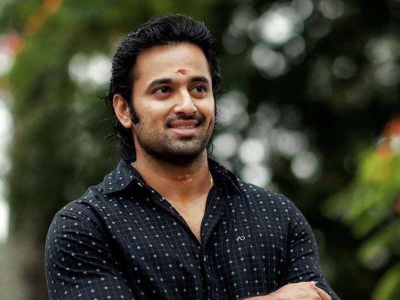 Actor Unni Mukundan: Unni Mukundan Gifts A Bike To His Trainer ...